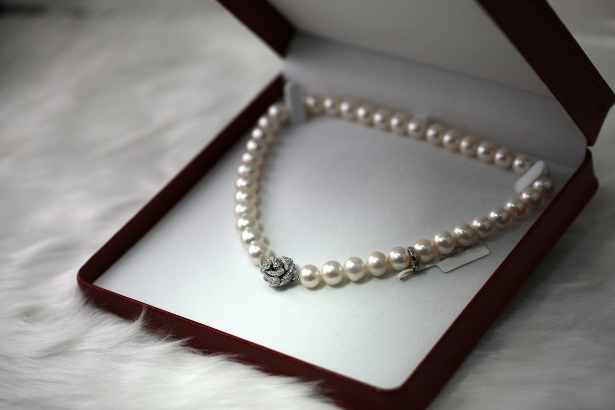 Cultured pearl necklace with diamond clasp detail